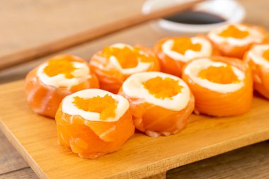 mayonez ve karides yumurta ile taze somon suşi rulo