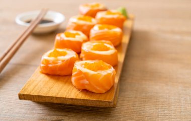 mayonez ve karides yumurta ile taze somon suşi rulo