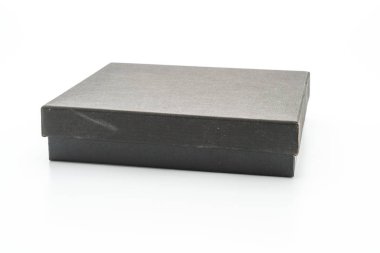 Beyaz arkaplanda siyah hediye kutusu