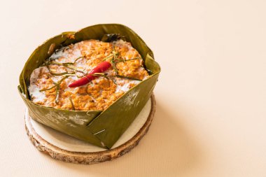 Köri ezmeli haşlanmış balık.