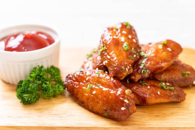 Barbekü tavuk kanatları beyaz susam ile