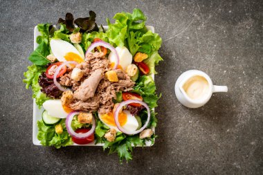 Sebze salatası ve yumurta ile tuna