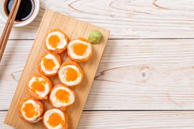 mayonez ve karides yumurta ile taze somon suşi rulo