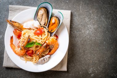 Deniz ürünleri makarna spagetti ve istiridye, karides, Squis, midye ile