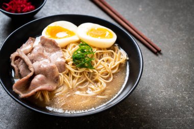 domuz eti ve yumurta ile TONKOTSU ramen erişte