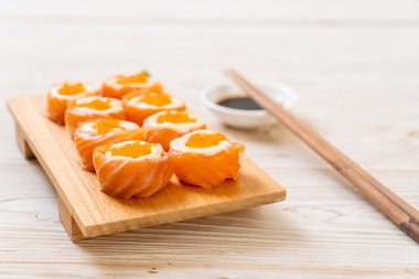 mayonez ve karides yumurta ile taze somon suşi rulo