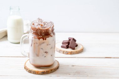 Buzlu çikolata milkshake içecek