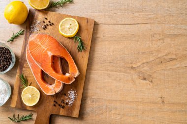 taze çiğ somon fileto biftek