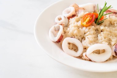 Kalamarlar veya ahtapot risotto