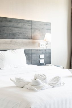 yatakta güzel havlu