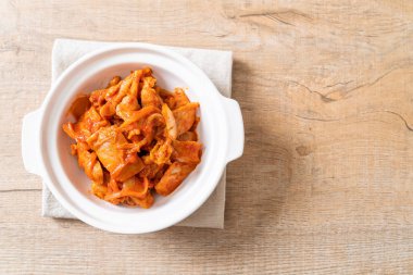 kimchi ile tavada kızartılmış domuz eti