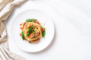 tavuk ve fesleğen ile karıştırın-kızarmış spagetti