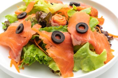 Füme somon salata - sağlıklı gıda tarzı