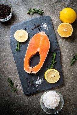 taze çiğ somon fileto biftek