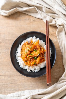kimchi tepesinde pirinç ile tavada kızartılmış domuz eti 