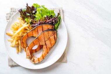 patates kızartması ile ızgara somon biftek fileto