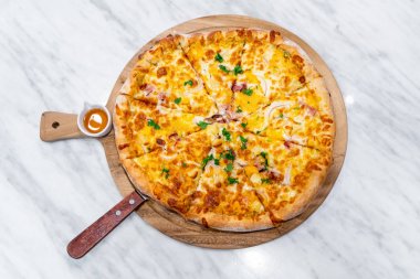 Hawai pizza ahşap tepsi