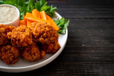 Kızarmış baharatlı tavuk kanadı