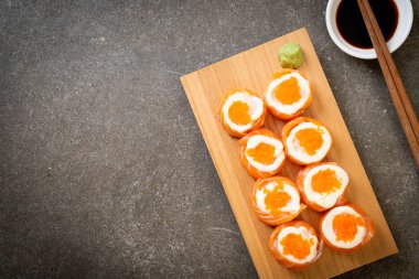 mayonez ve karides yumurta ile taze somon suşi rulo