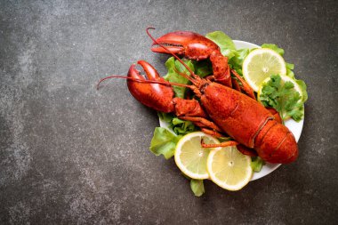 haşlanmış ıstakoz sebze ve limon ile