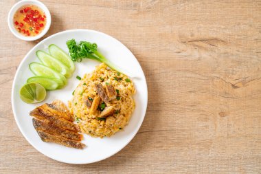 Gevrek gurami balığı kızarmış pilav