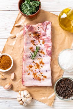 Taze çiğ Domuz kaburga kavurma için hazır 