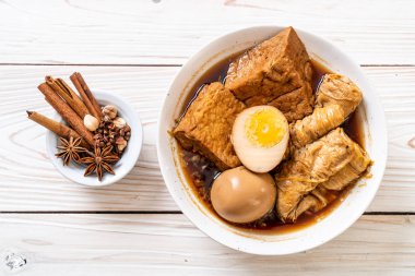 kahverengi sosu veya tatlı sos haşlanmış yumurta