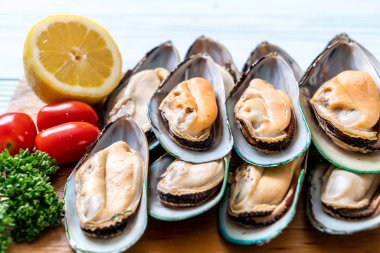 Ahşap tahta üzerinde taze midye