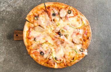 Salam ve sosis pizza