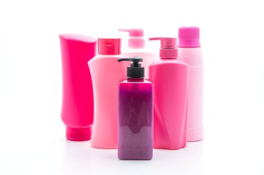 Beyaz arka plan üzerinde şampuan veya saç kremi şişe