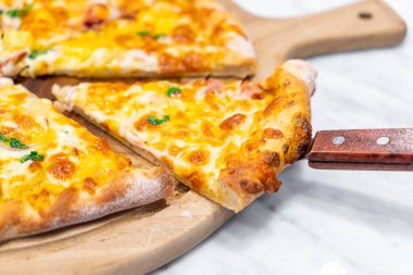 Hawai pizza ahşap tepsi