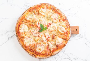 tablo üzerinde domates pizza 