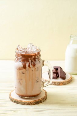 Buzlu çikolata milkshake içecek