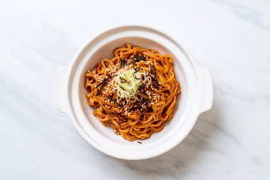 Kore sıcak ve baharatlı anlık noodle kimchi ile