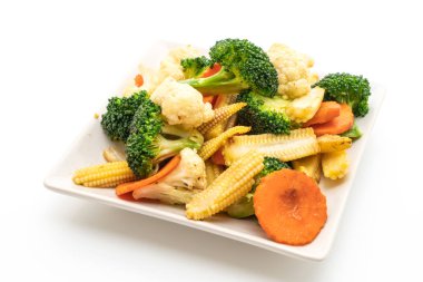 Beyaz arka plan üzerinde izole tavada kızartılmış mix sebze