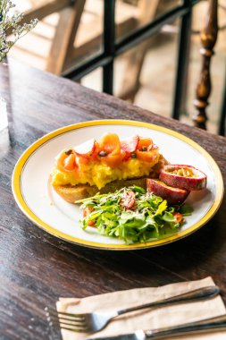 Kızarmış kek yumurta ile somon füme