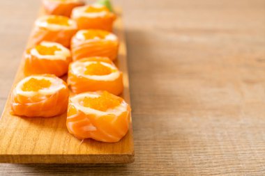 mayonez ve karides yumurta ile taze somon suşi rulo