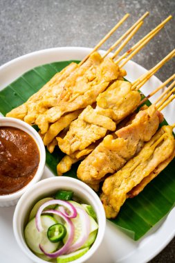 Domuz Satay-ızgara domuz fıstığı sosu veya tatlı ile servis ve 