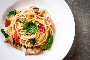 tavuk ve fesleğen ile karıştırın-kızarmış spagetti