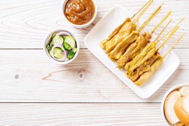 Domuz Satay-ızgara domuz fıstığı sosu veya tatlı ile servis ve 