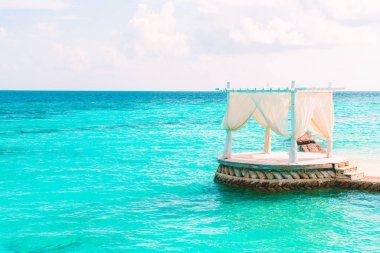 tropikal Maldivler tatil ve deniz ile beyaz kemer 