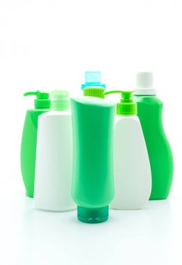 Beyaz arka plan üzerinde şampuan veya saç kremi şişe