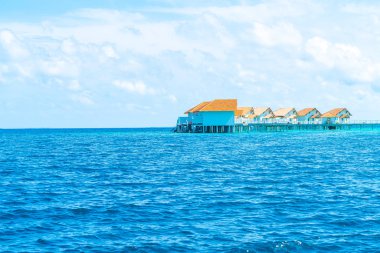 plaj ve deniz ile tropikal Maldivler tatil otel ve ada