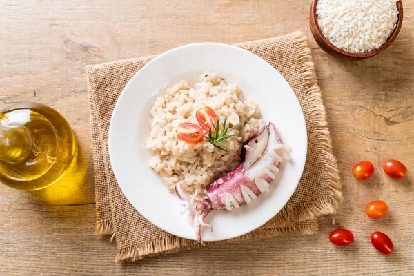 Kalmary lub ośmiornica risotto — Zdjęcie stockowe