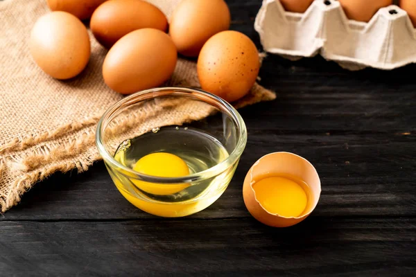 Bruine eieren met een gebroken en ei dooier — Stockfoto
