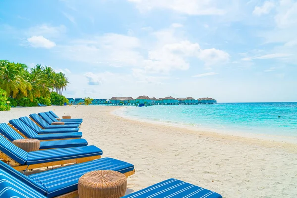 tropikal Maldivler Adası plaj ve deniz ile plaj sandalyesi