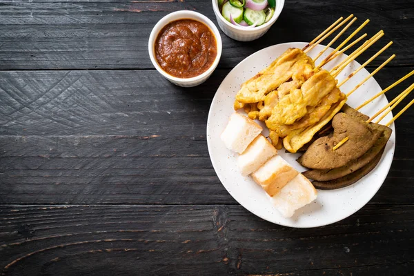 Fıstık sosu ve turşu ile domuz Satay cucumbe olan