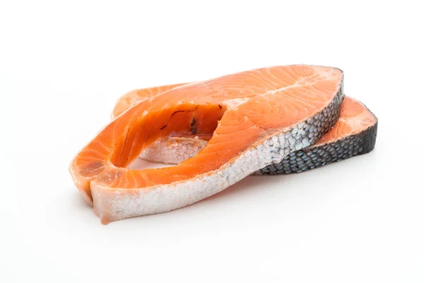 Verse zalm RAW op witte achtergrond — Stockfoto