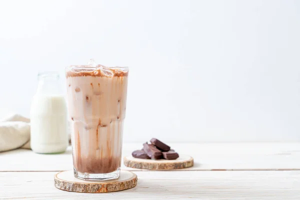 Buzlu çikolata milkshake içecek — Stok fotoğraf