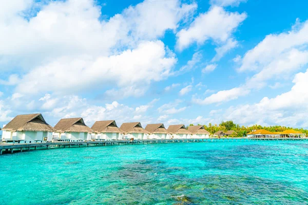 plaj ve deniz ile tropikal Maldivler tatil otel ve ada